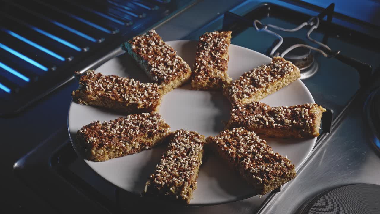 bocadillos saludables recién horneados barras vegetarianas en un plato listo para servir