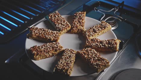 Frisch-Gebackene-Gesunde-Snack-Vegetarier-Riegel-In-Einem-Servierfertigen-Teller