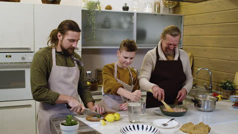 hombres caucásicos y niño en la cocina