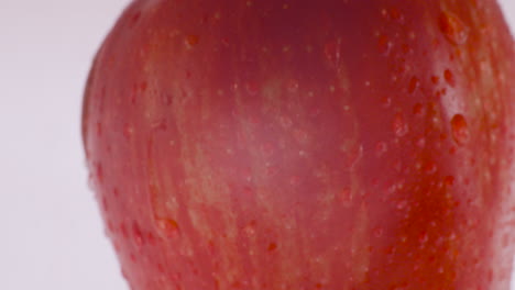 primer plano de una manzana roja con gotas de agua sobre ella
