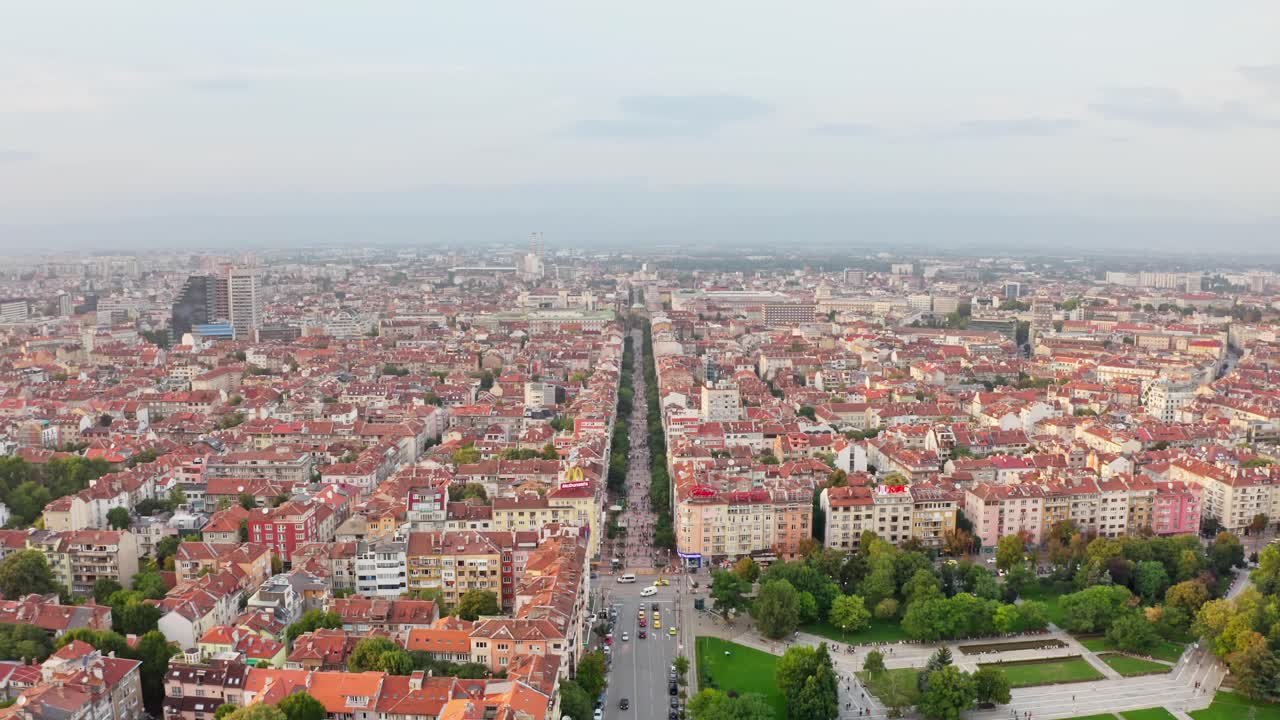 vitosha boulevard, famosa calle peatonal en sofía, bulgaria, el horizonte aéreo