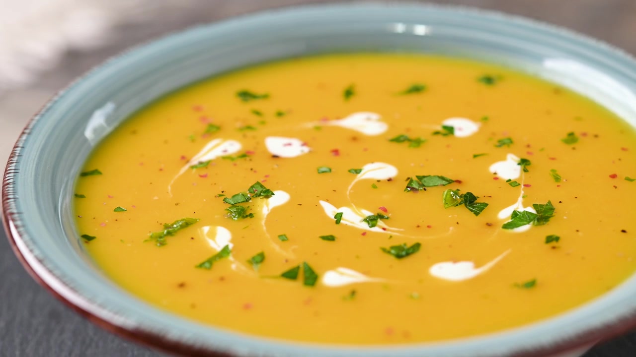 Cremet græskarsuppe roterende