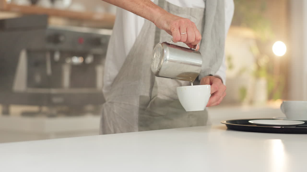 바리스타, 우유와 커피 컵과 사람과 손