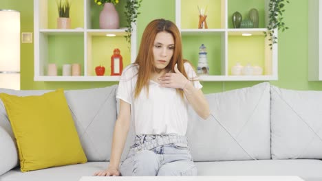 la joven tiene dificultad para respirar.