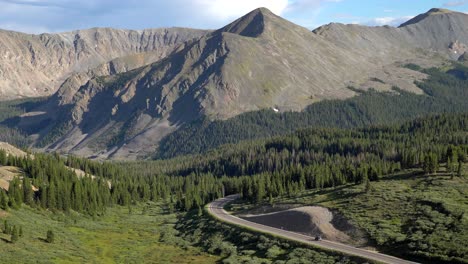 Cars-driving-in-the-Rocky-Mountains-of-Colorado