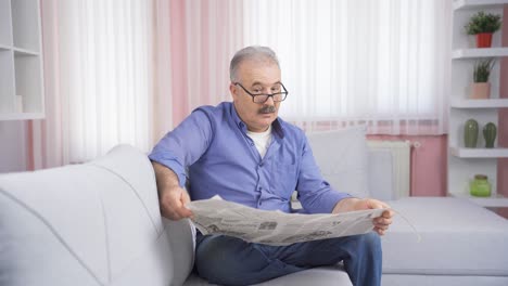 el viejo está leyendo el periódico.