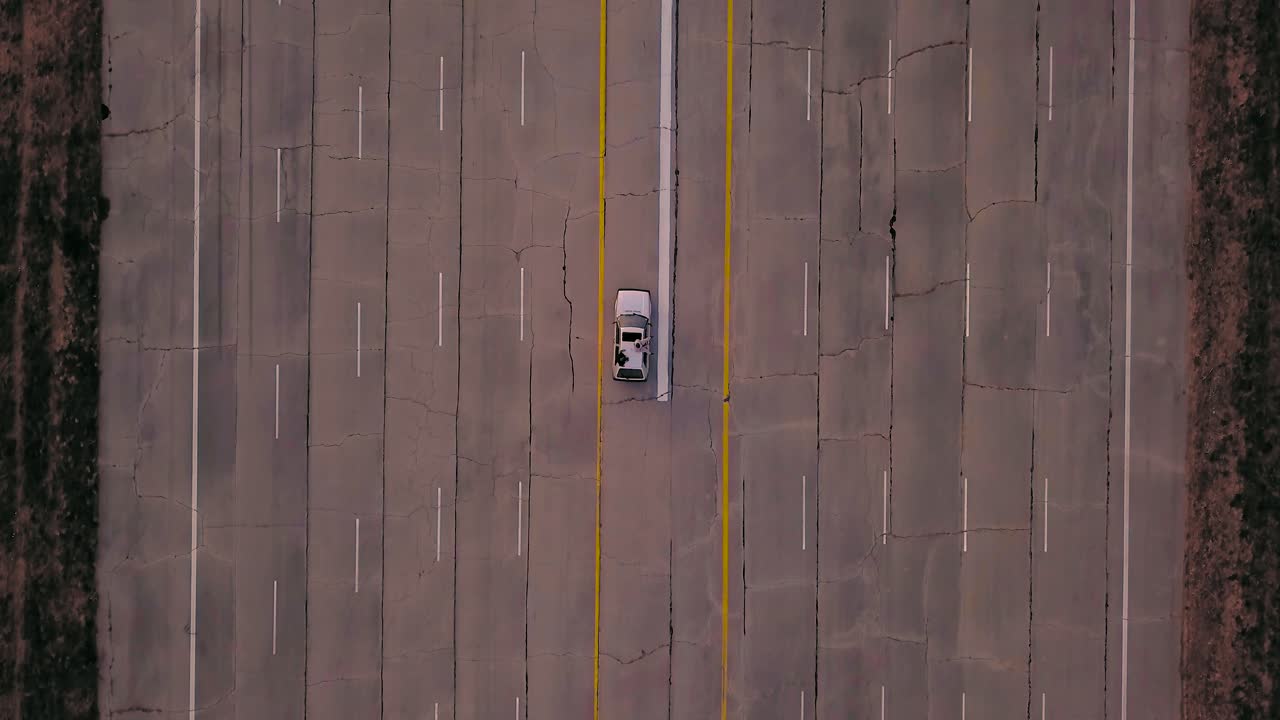 일몰에 오래된 공항에서 운전