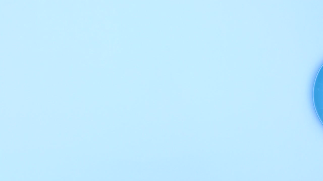 파란색 테마에 파란색 판이 나타나고 쿠키가 판에 나타납니다. 움직임을 멈추십시오.