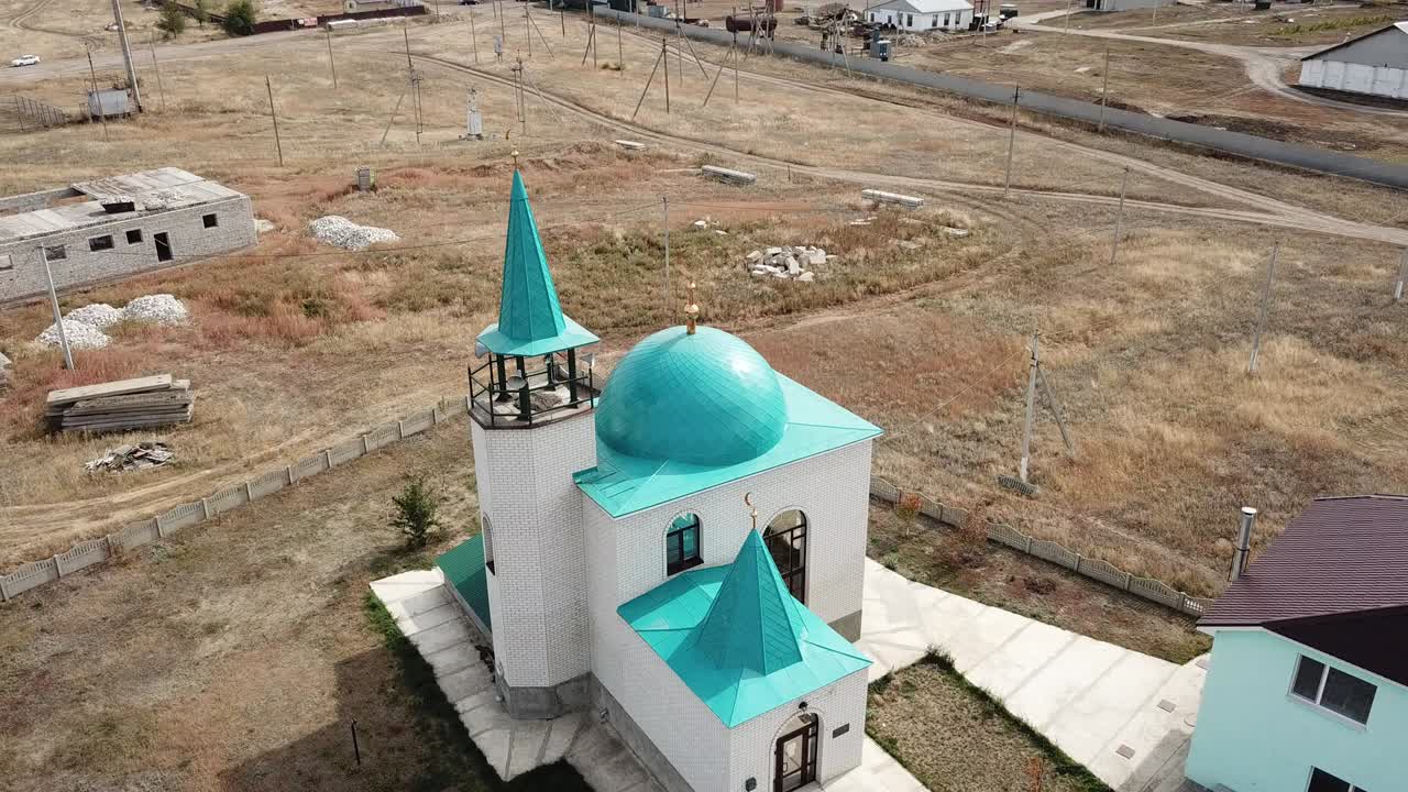 с воздуха: маленькая мечеть сияет на восхождении солнца.