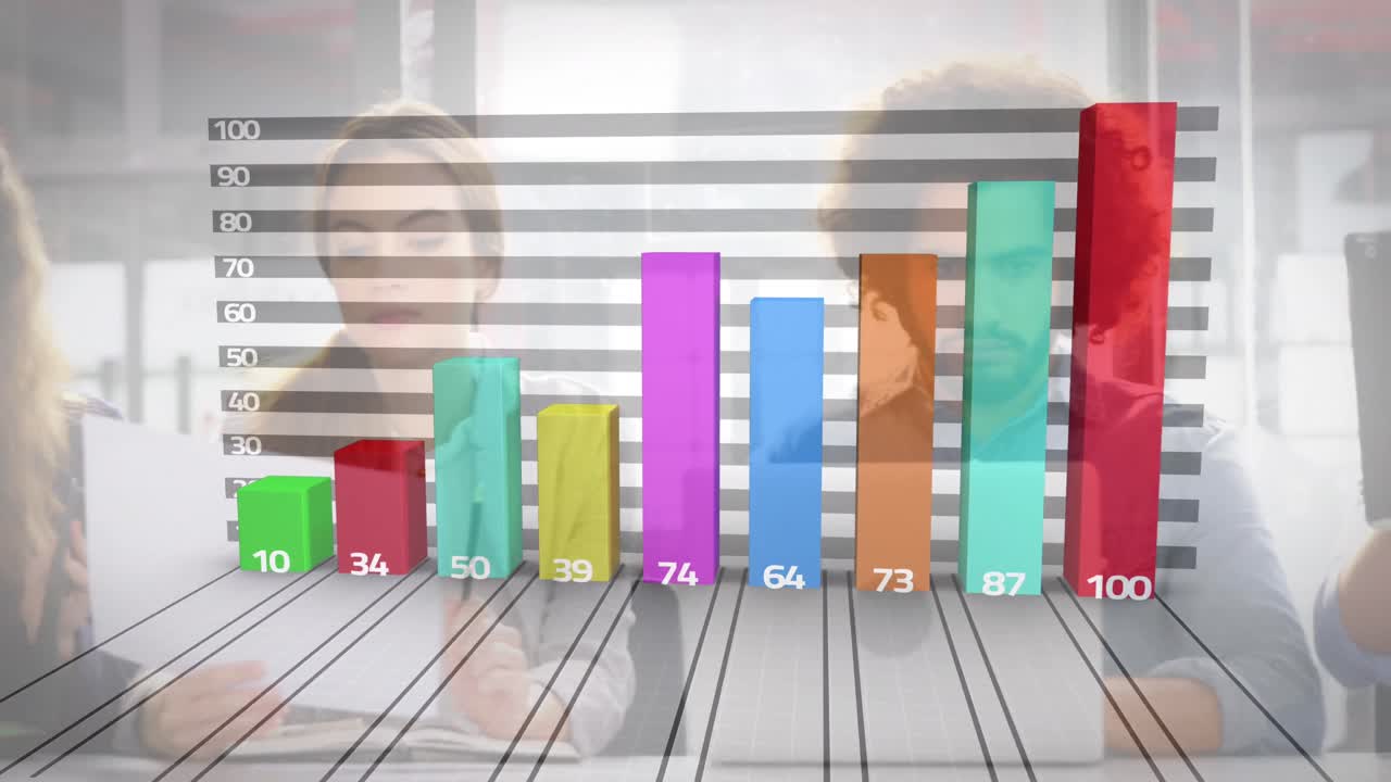 animación del procesamiento de datos financieros sobre diversas personas de negocios