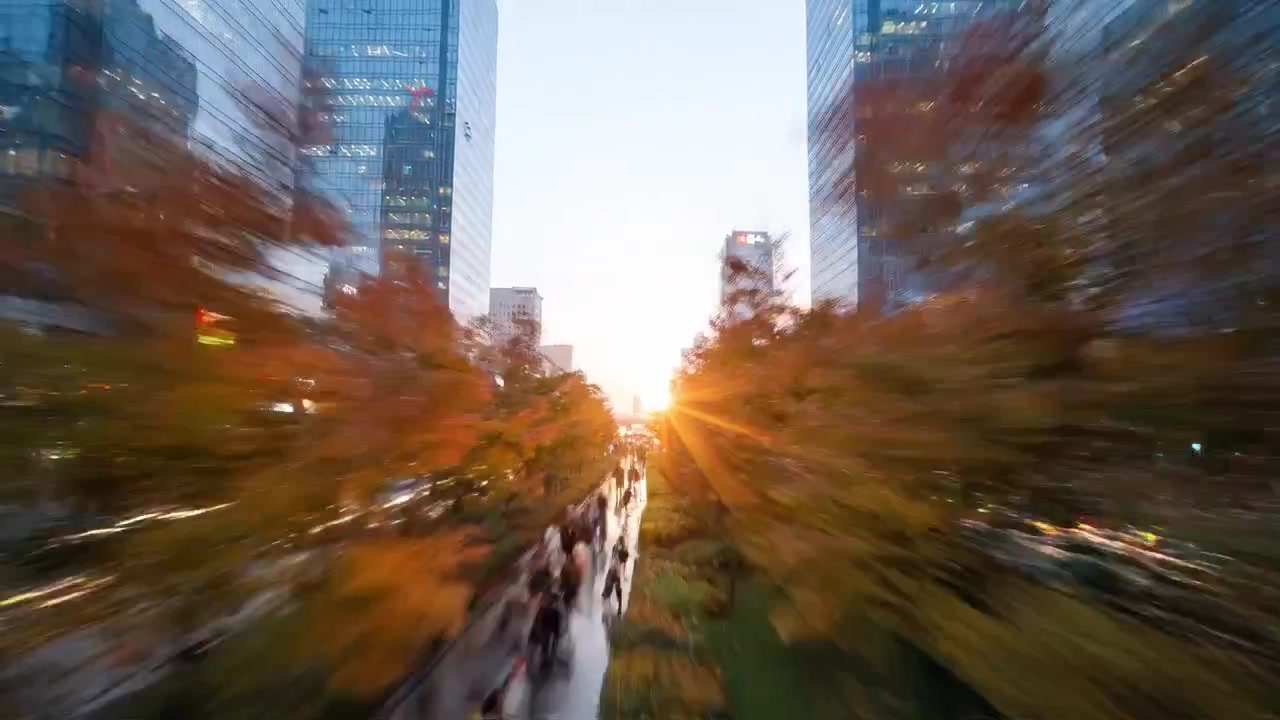 Una vivace scena urbana al crepuscolo: la folla si muove per le strade trafficate sotto grattacieli e luci serali, catturando l'essenza della vita cittadina in movimento.