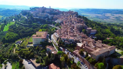 Perfecta-Vista-Aérea-Superior-Vuelo-Montepulciano-Toscana-Pueblo-De-Montaña-Medieval