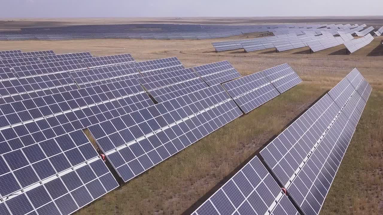 Solenergiproduktion: Solcelleanlæg rettet mod en lys præriehimmel.