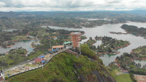 Vista-Panorámica-Desde-La-Roca-De-Guatapé-En-Medellín,-Colombia---Vista-Panorámica-De-Un-Lago-En-Guatapé,-Antioquia-En-Un-Día-Nublado---Toma-Aérea-De-Drones