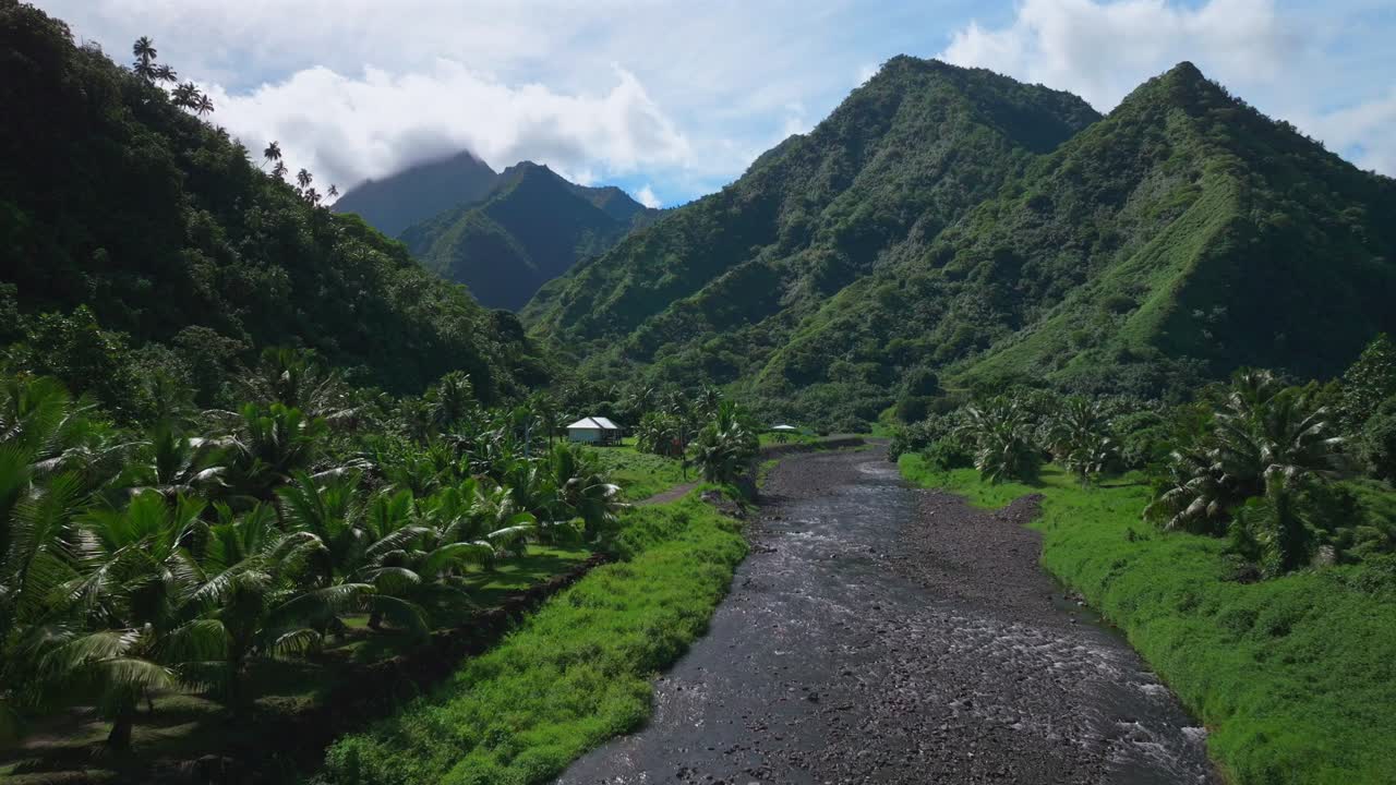 valle fluvial altas montañas picos volcánicos teahupoo ciudad tahiti polinesia francesa moorea papeete avión no tripulado impresionante isla tarde por la mañana tarde cielo azul día nubes soleadas hacia adelante pan up