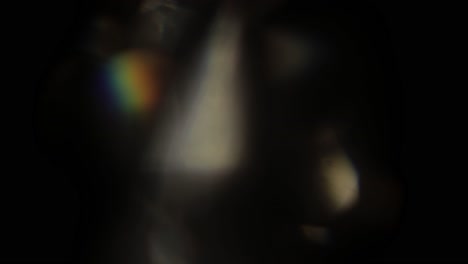 la luz multicolor filtra imágenes de 4k en fondo negro, estilizando el video, las transiciones, el efecto bokeh.