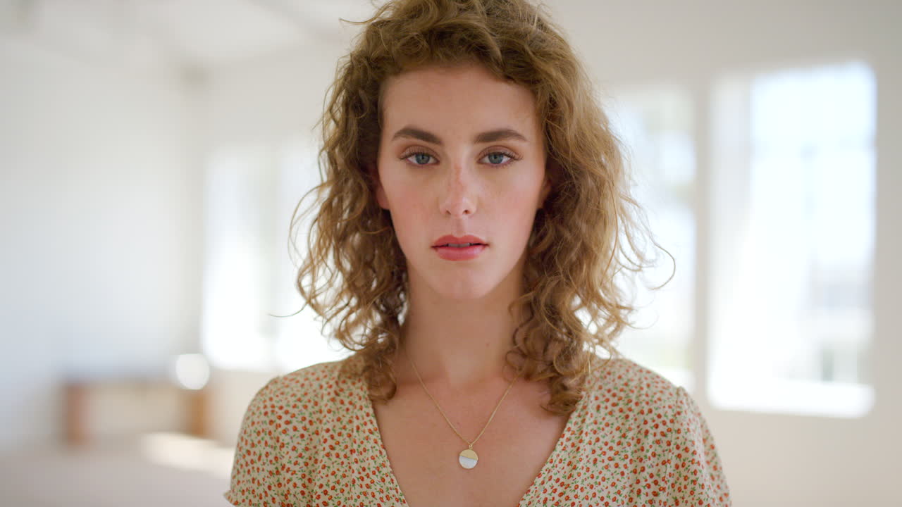 아름다운 여자가 쳐다보는 초상화