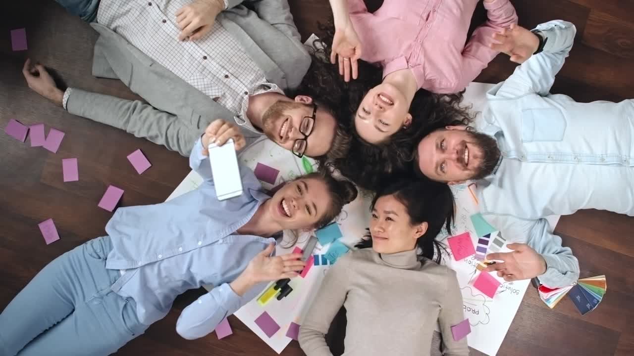 팀이 셀피를 찍는 것