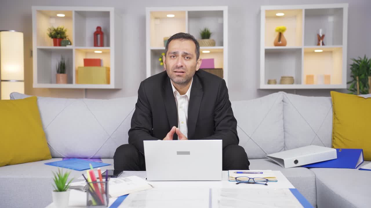 홈 오피스 워커가 카메라에서 나쁜 소식을 듣고 있습니다.