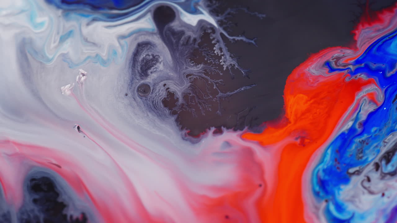 Mistura de tinta vibrante em macrofotografia, criando padrões abstratos coloridos
