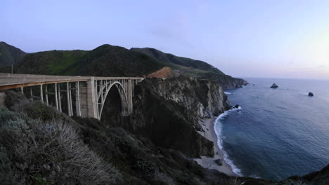 Zeitraffer-In-Der-Abenddämmerung-Auf-Der-Historischen-Bixby-Creek-Bridge-Und-Der-Big-Sur-Coast-In-Big-Sur-Kalifornien