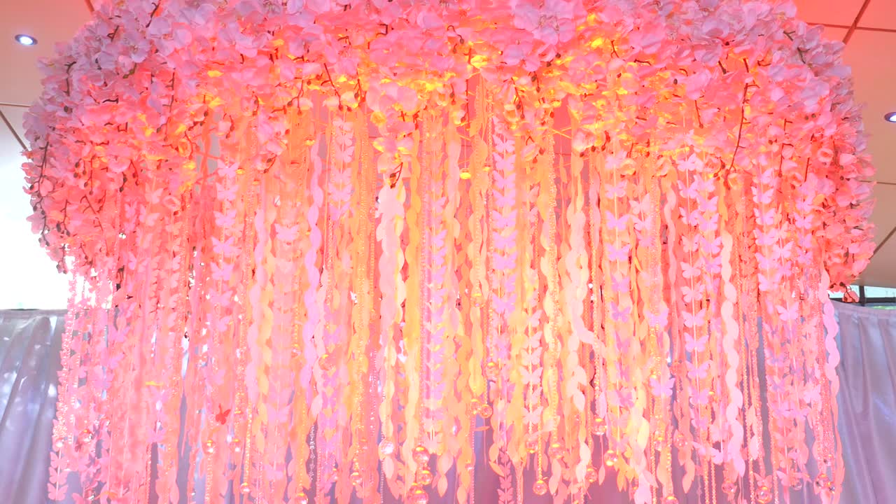 손님을 위해 준비 된 웨딩 홀 장식의 인테리어. 의식과 결혼식을위한 아름다운 방. 웨딩 콘셉트. 고급스러운 세련된 웨딩 리셉션 보라색 장식. 비싼 홀. 웨딩 장식.