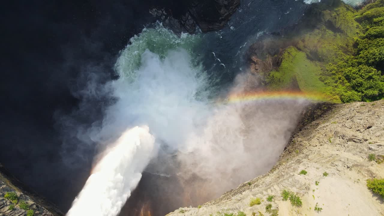 las cataratas de helmcken se sumergen en el río murtle con un pequeño arco iris debajo en columbia británica, canadá