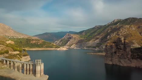 vista aérea de uma barragem no sul da espanha