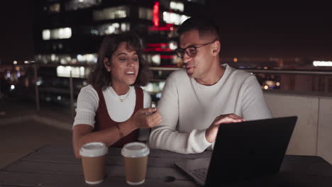 Laptop,-Zusammenarbeit-Und-Nacht-Mit-Einem-Unternehmen