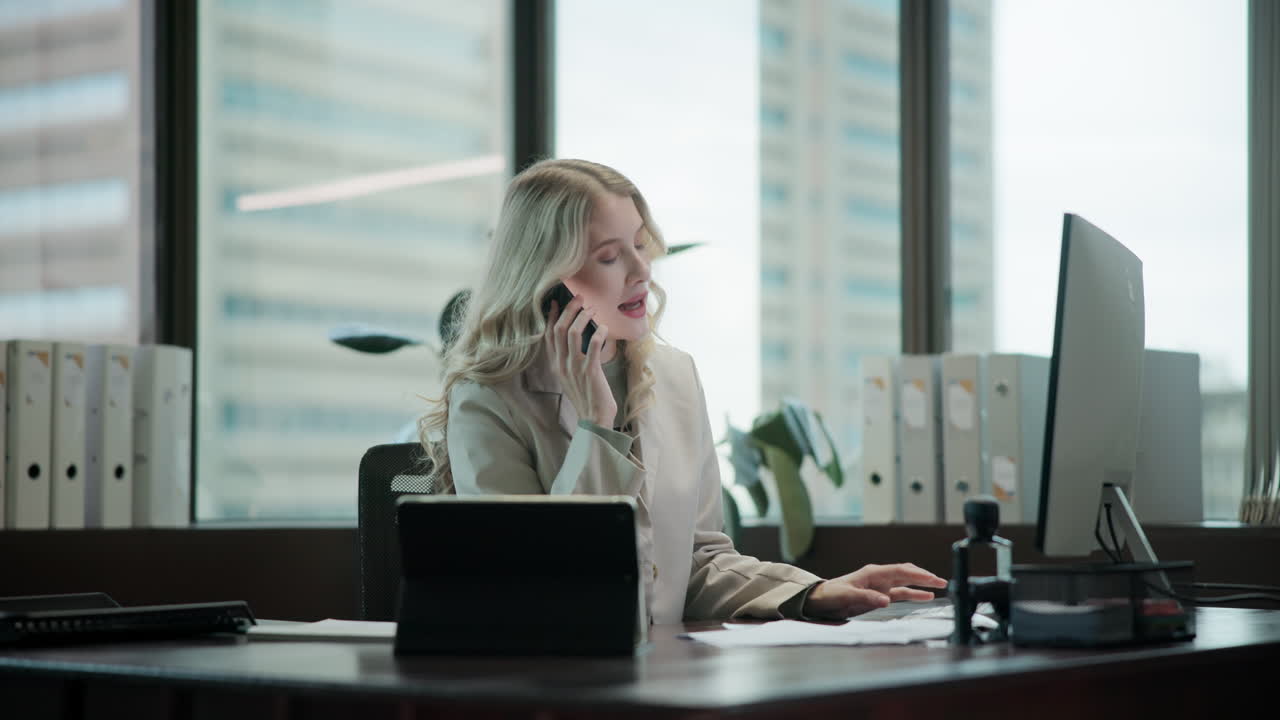 Forretningskvinne i en telefonsamtale på et moderne kontor