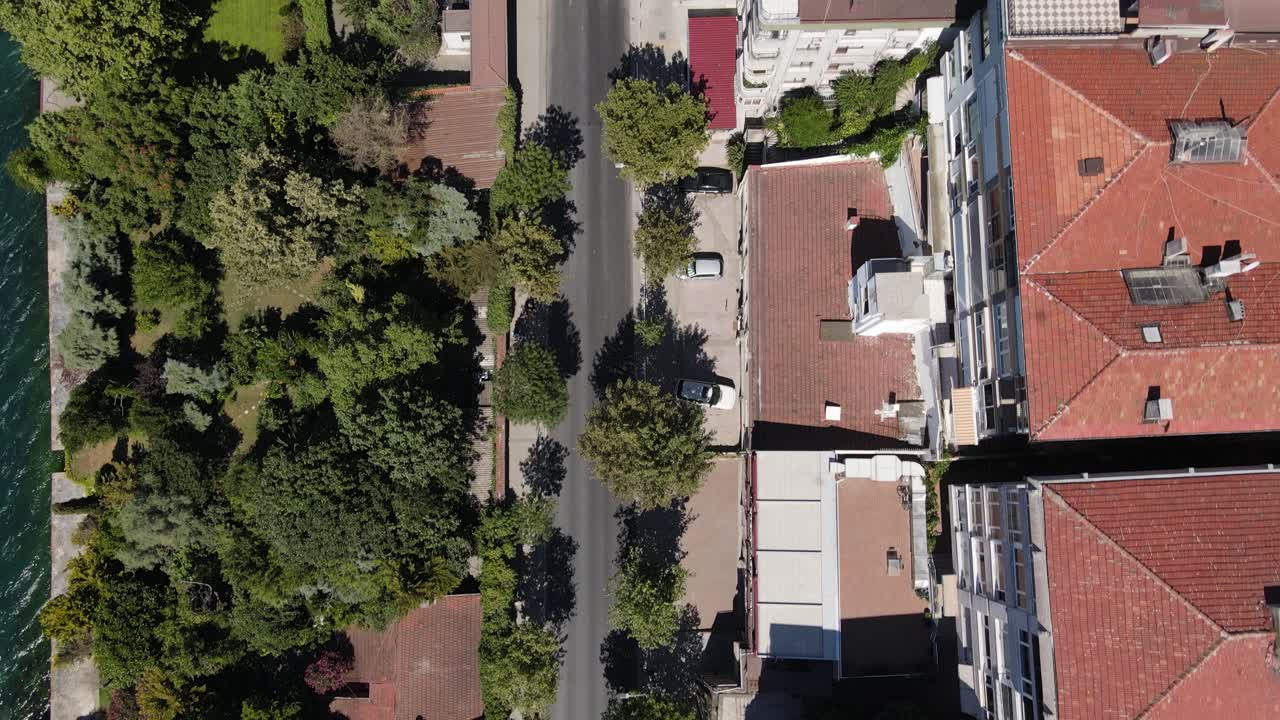 Vista de ciudad costera con dron aéreo