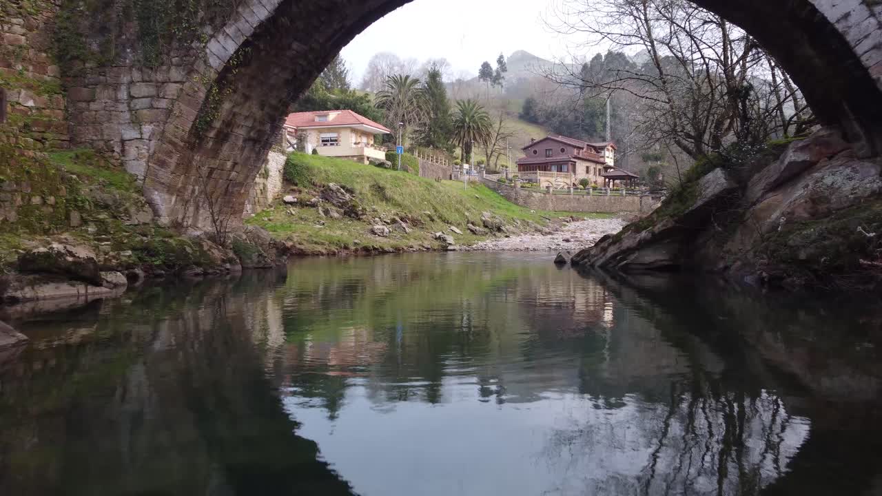 puente de piedra sobre un río en españa