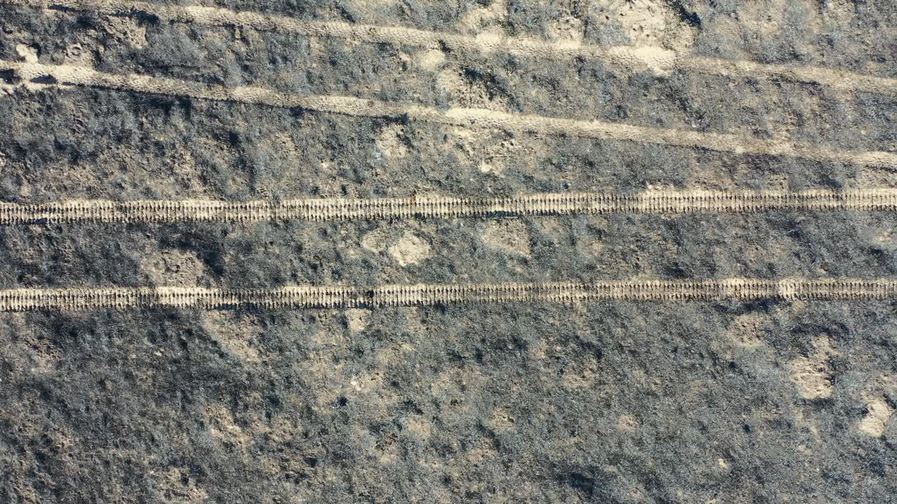 건조 한  에 있는 타이어 트랙