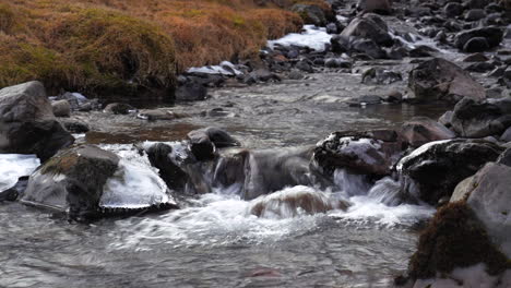 agua cristalina que fluye en el rocoso río grundara en grundarfjörður, península de snaefellsnes, en el oeste de islandia