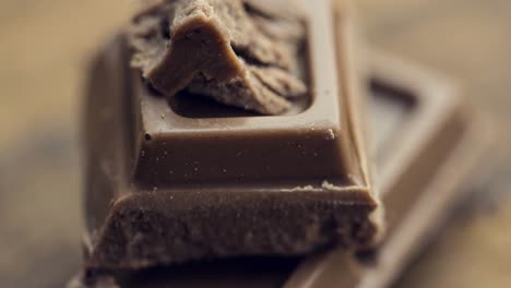 animación de un primer plano de chocolate sobre un fondo de madera