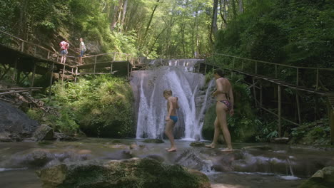 familia disfrutando de una cascada en el bosque