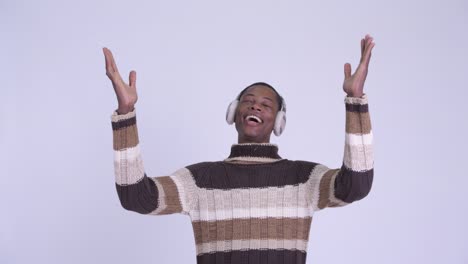 joven y guapo hombre africano listo para el invierno