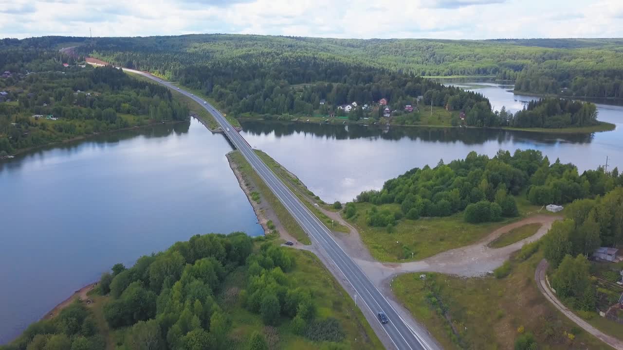 воздушный вид моста над озером и лесом