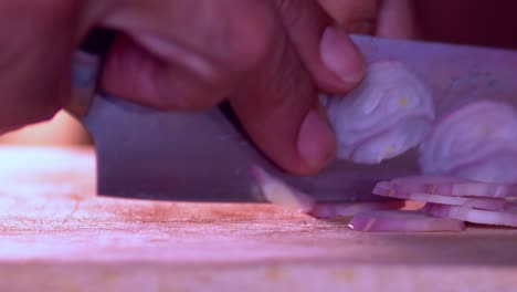 Slowmotion-shot-of-cutting-a-red-onion-in-slices-for-dinner,macro
