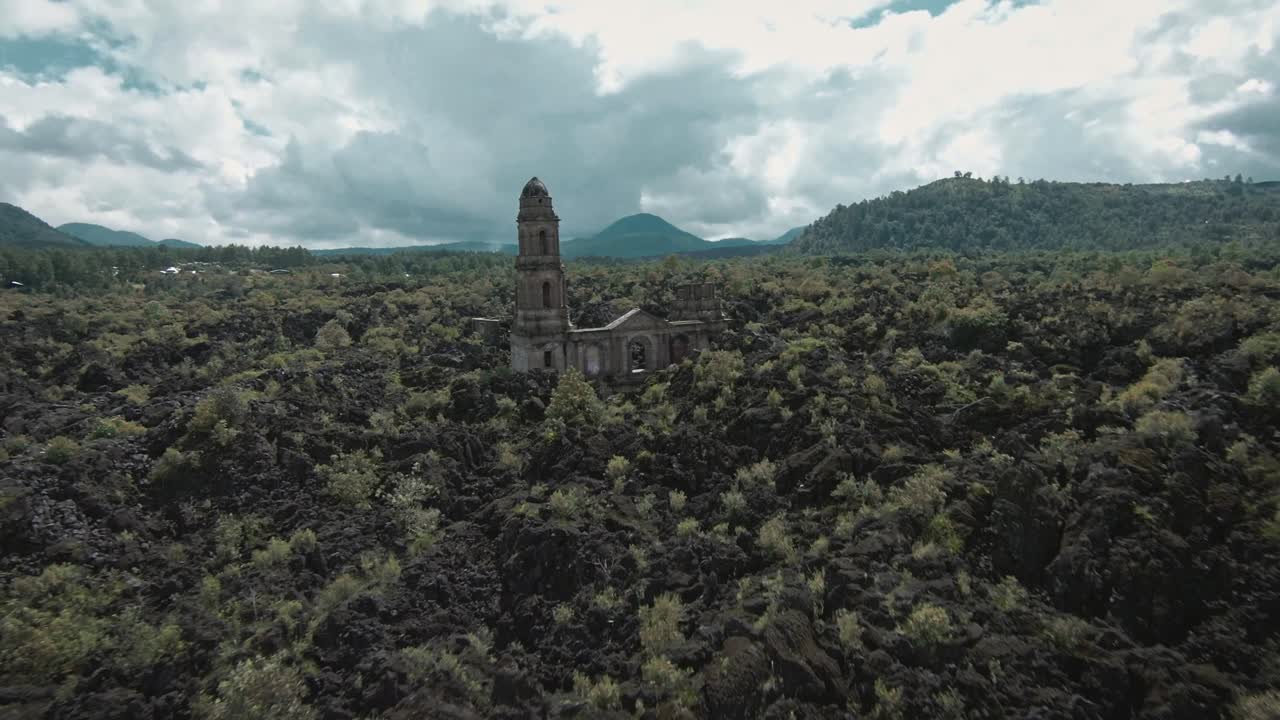 disparo de dron fpv del volcán paricutin destruyó iglesia en michoacán