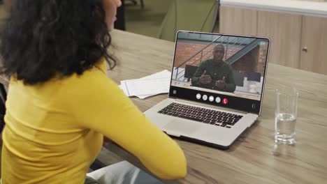 video de una mujer biracial haciendo una videollamada en una computadora portátil