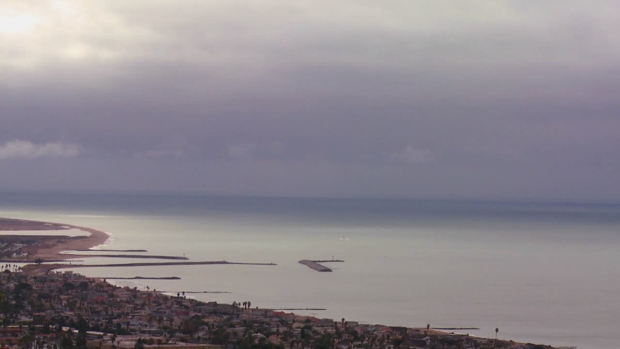 un frente de tormenta se mueve sobre la costa en esta toma de lapso de tiempo