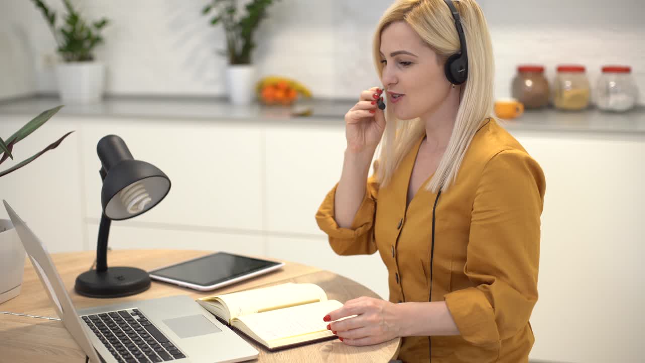 удаленная работа из дома. молодая женщина с ноутбуком. фрилансерское рабочее место в кухонном офисе. дистанционная работа в изоляции, женский бизнес, онлайн-покупки. студент в дистанционном обучении.