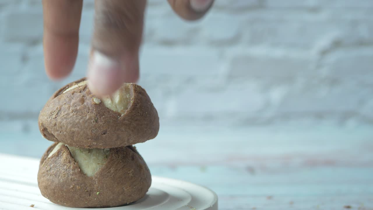 쳐진 갈색 쿠키