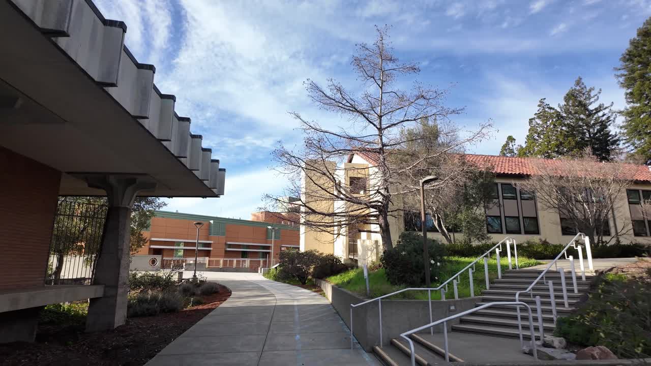 Un paseo por el campus del College of Marin muestra su conexión con el paisaje, combinando estructuras académicas con laderas naturales y cielo abierto.