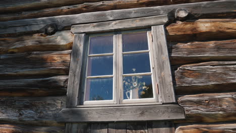 ventana con flores en un alféizar en una vieja casa de madera 4k video