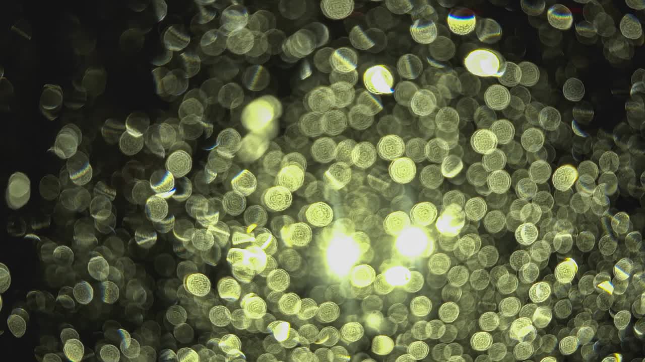 gotas de lluvia sopladas por el viento en la ventana