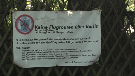 signo de protesta contra nuevas rutas de vuelo sobre berlín, keine flugrouten über berlín, alemania