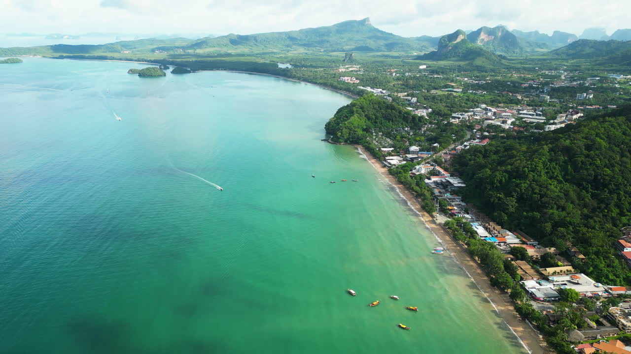 foto aérea de la costa tropical de ao nang, krabi, tailandia en un día brillante