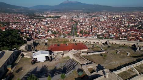 hermosa ciudad de prizren en kosovo, vista desde los muros de piedra del antiguo castillo